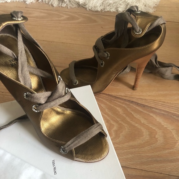 Luxury Designer Vera Wang Gold Palm High Heels - NWT - Picture 2 of 7